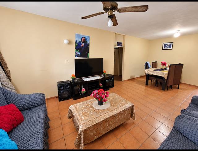 2 BEDROOM FLAT FOR SALE IN VEREENIGING CENTRAL